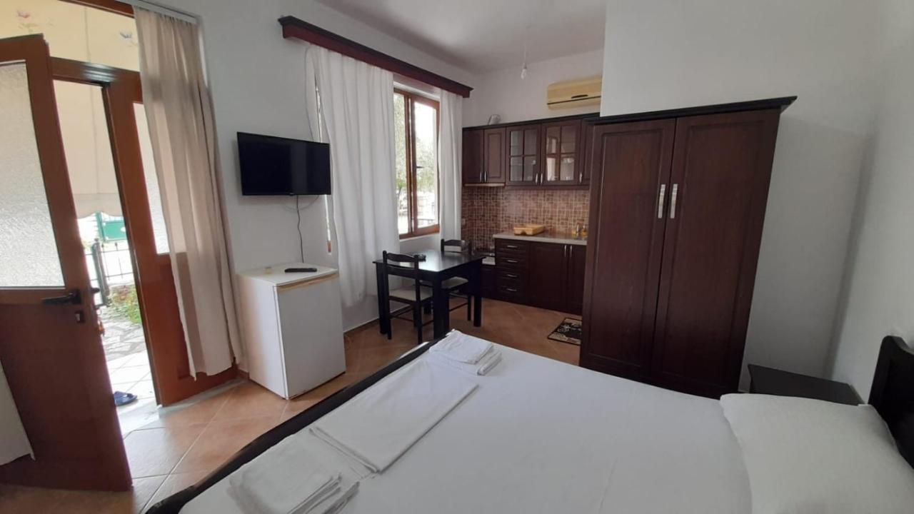 Vita Apartment - Spacious Garden And Balcony 5 Min To Beach & Center Ksamil Bagian luar foto