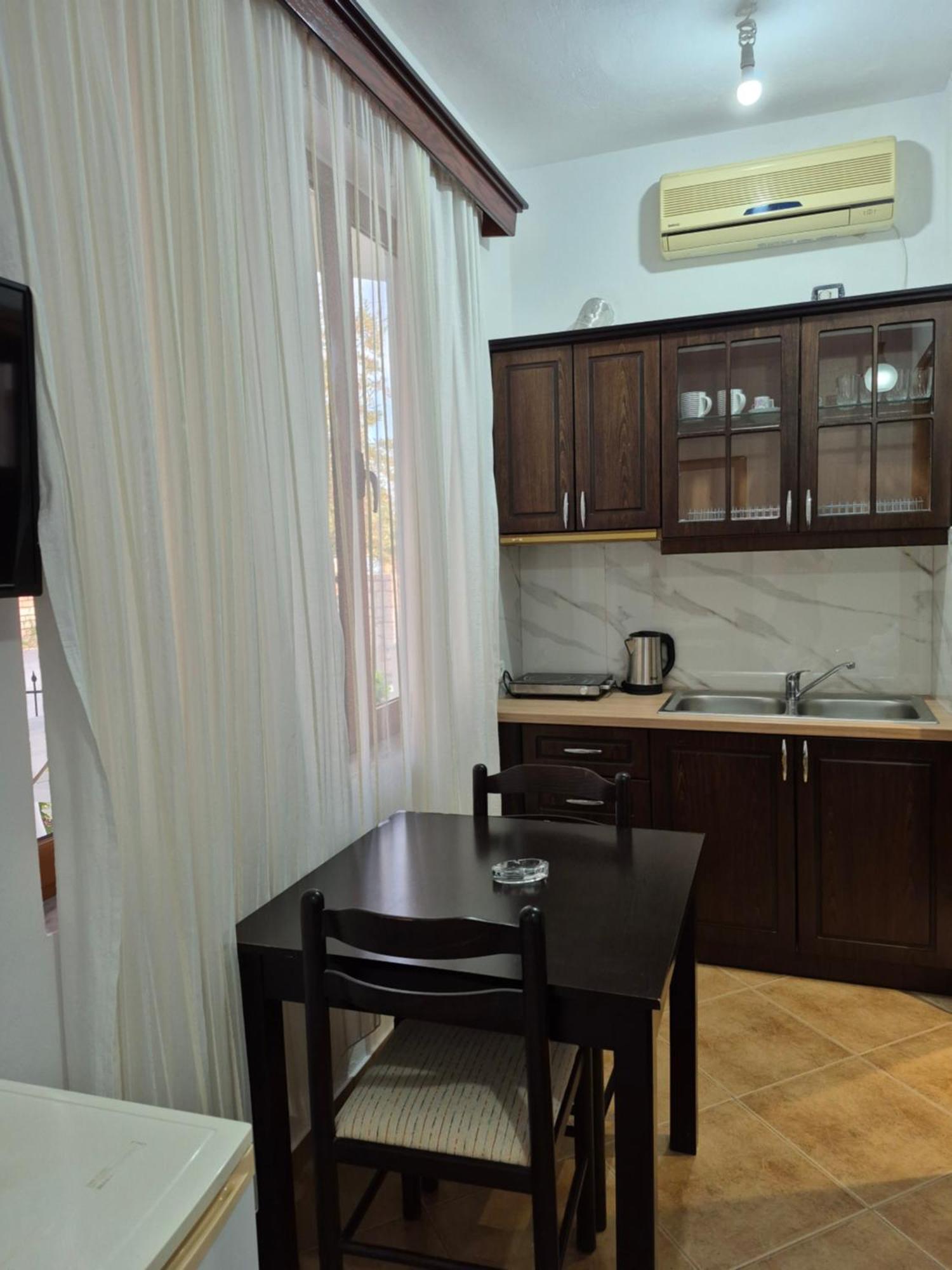 Vita Apartment - Spacious Garden And Balcony 5 Min To Beach & Center Ksamil Bagian luar foto
